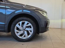 VW Tiguan Elegance TDI SCR 4MOTION DSG in Delfingrau Metallic