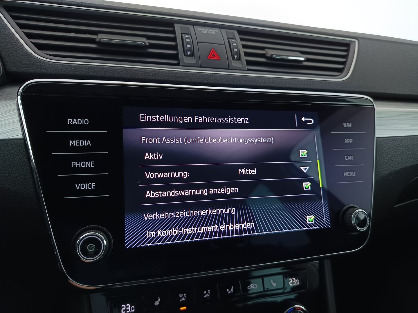 Škoda SUPERB Combi Ambition TDI | Bild 26 von 37