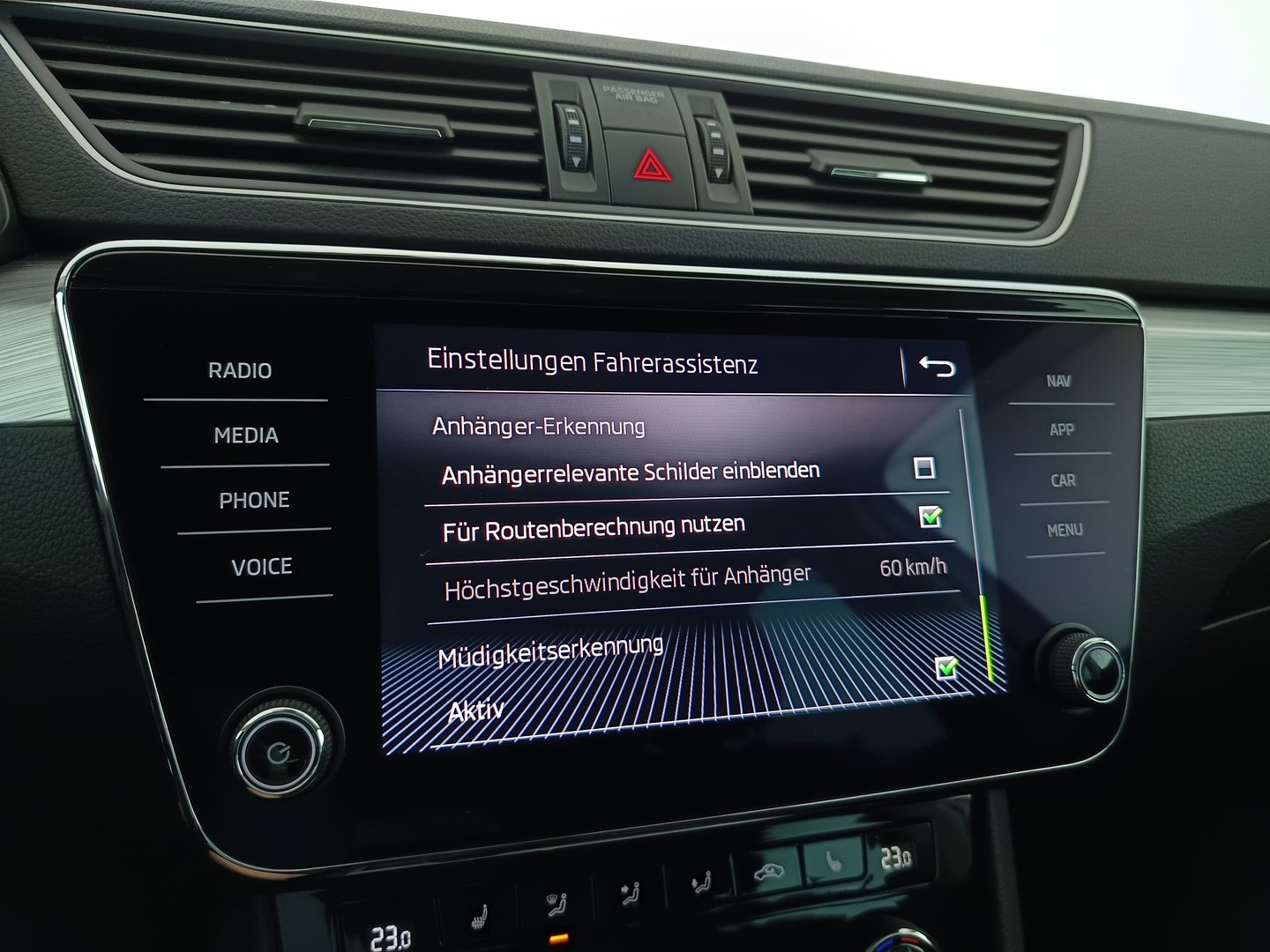Škoda SUPERB Combi Ambition TDI | Bild 27 von 37