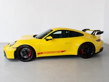 Porsche 911 GT3 in racinggelb
