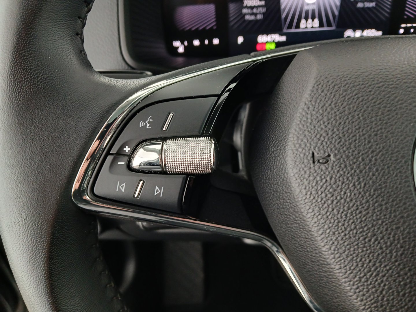 Škoda KAROQ Ambition TDI DSG | Bild 16 von 33