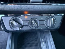 Škoda Scala Essence TSI in Black-Magic Perleffekt