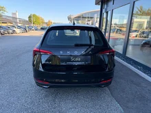 Škoda Scala Essence TSI in Black-Magic Perleffekt