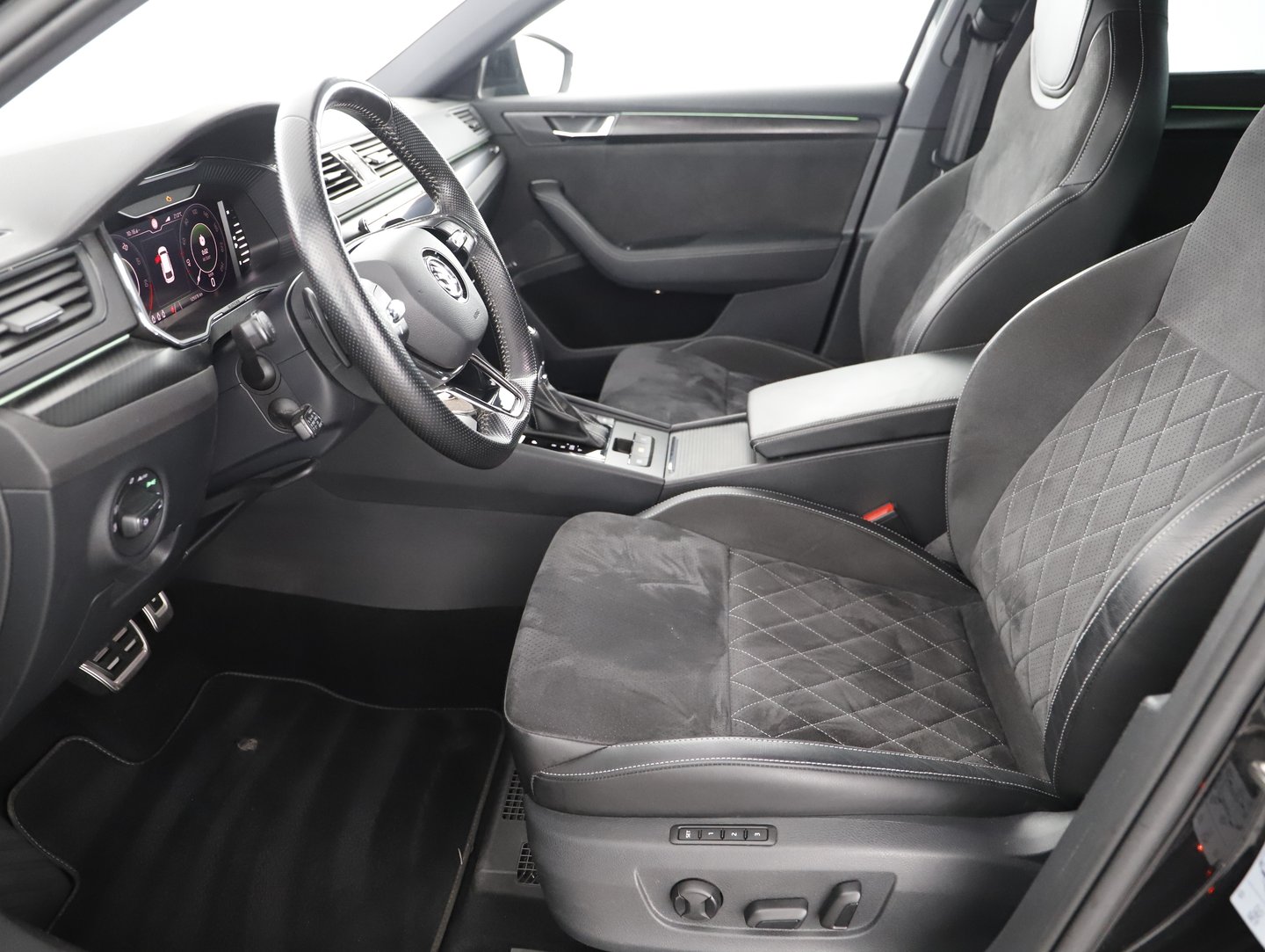 Škoda SUPERB Combi iV SPORTLINE DSG | Bild 3 von 15