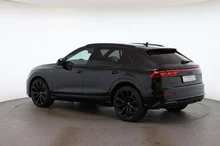 Audi Q8 e-hybrid quattro 360 kW in Mythosschwarz Metallic