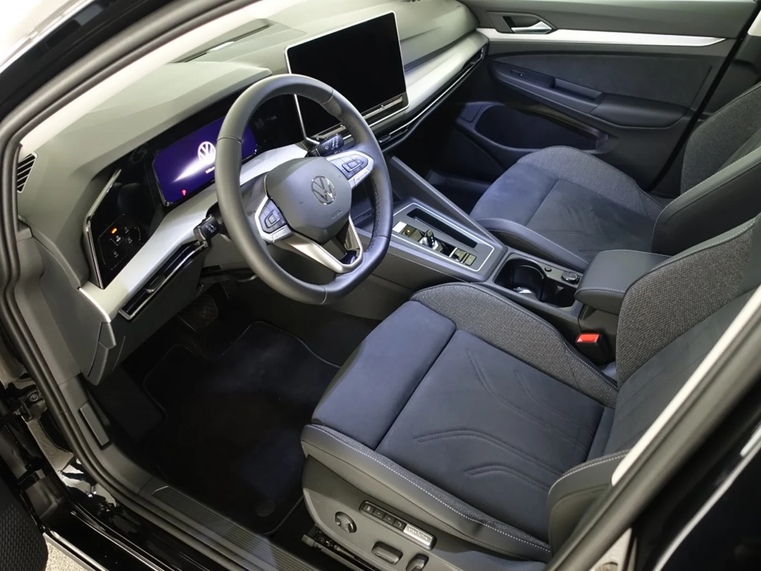 Bild eines VW Golf Variant Business mHeV DSG