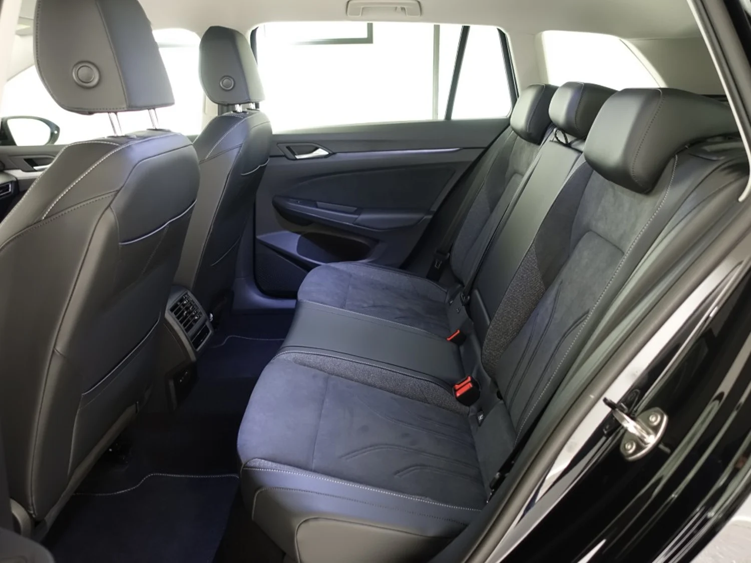 Bild eines VW Golf Variant Business mHeV DSG