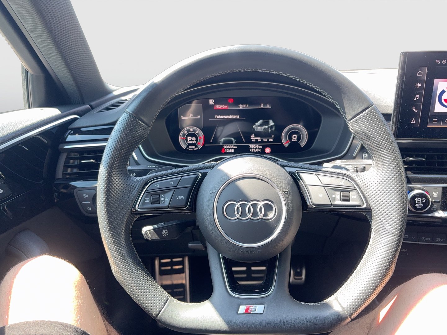 Audi A4 Avant 40 TDI quattro S line | Bild 10 von 20