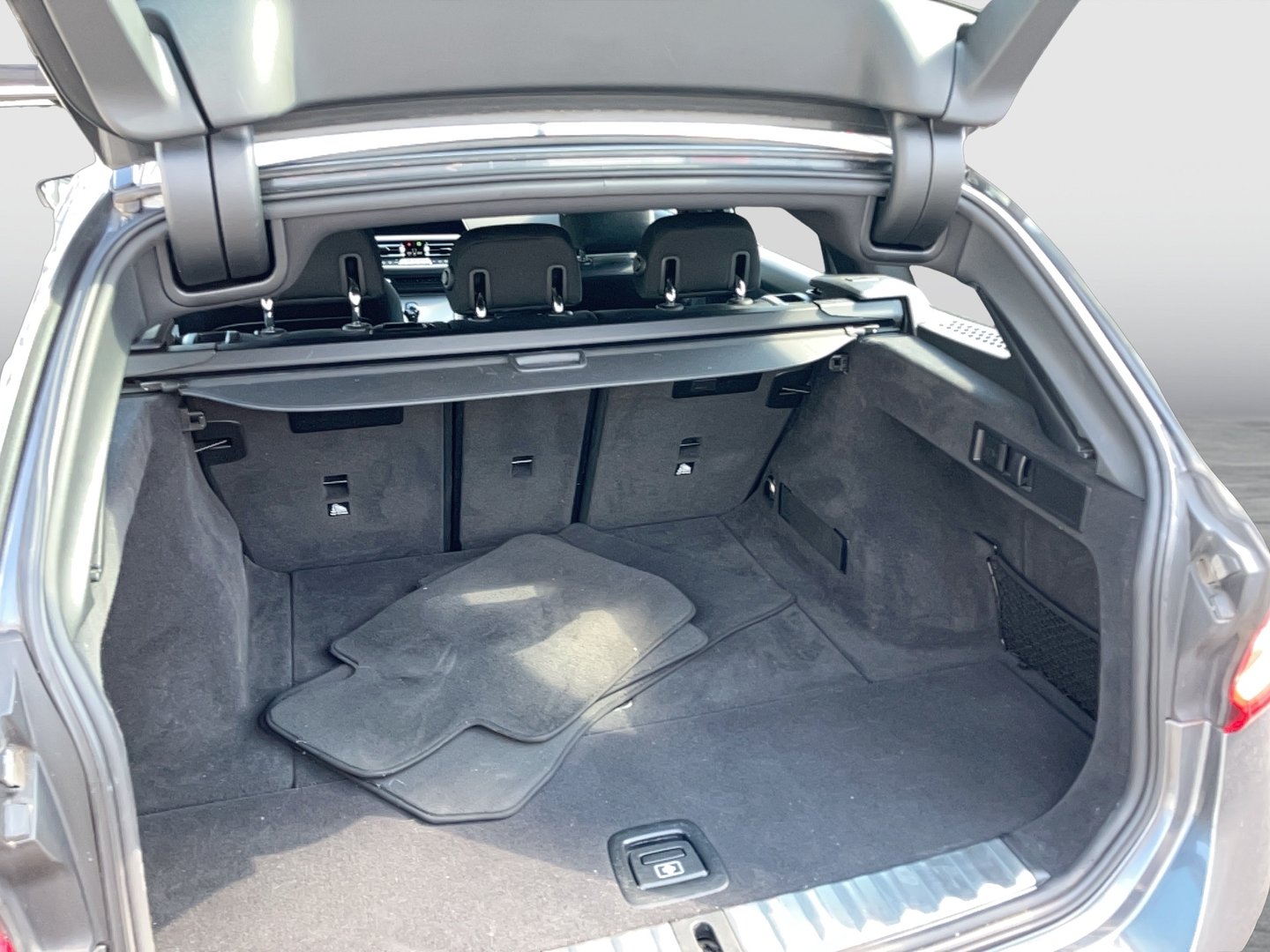 BMW 318d 48 V Touring Aut. | Bild 23 von 27