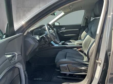 Audi Q8 55 e-tron quattro business in Magnetgrau