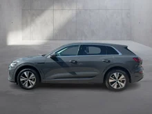 Audi Q8 55 e-tron quattro business in Magnetgrau