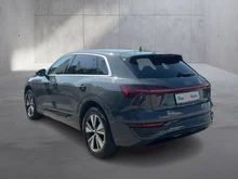 Audi Q8 55 e-tron quattro business in Magnetgrau