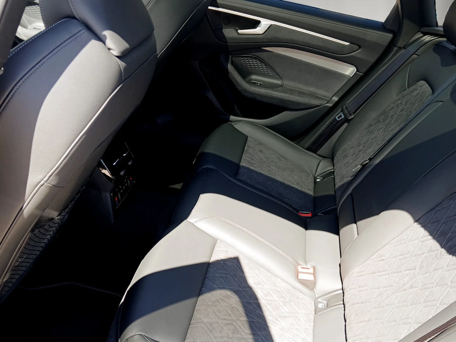 Bild eines Audi A6 Avant e-hybrid quattro 220 kW