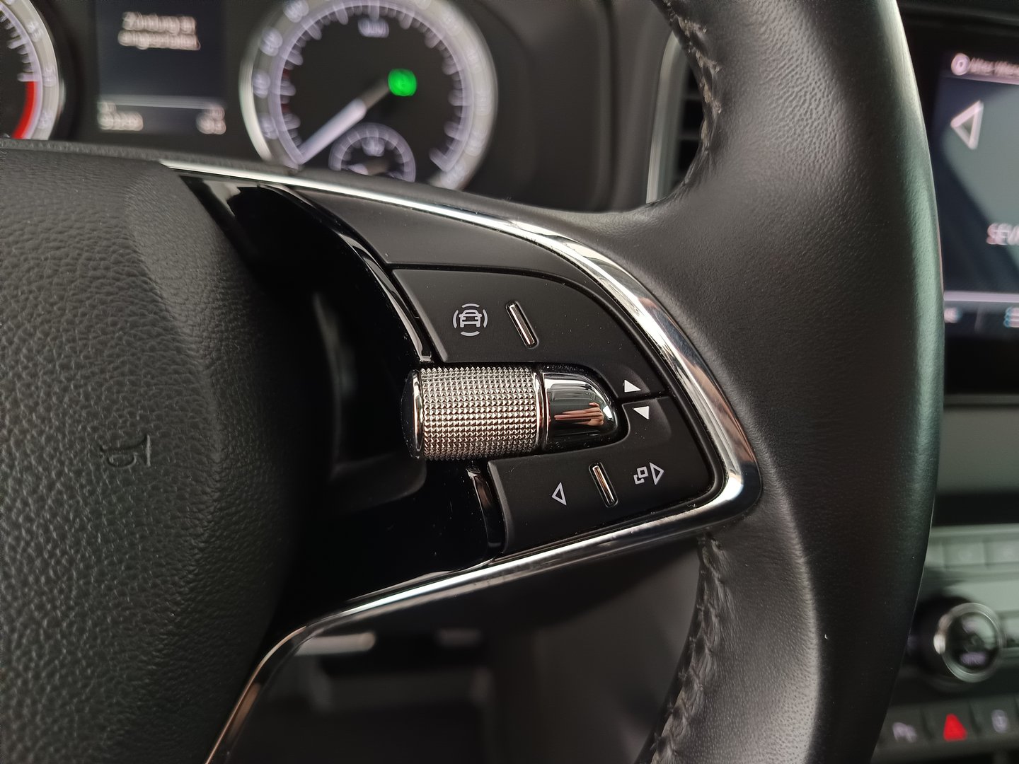 Škoda KAROQ Ambition SC TDI DSG | Bild 17 von 32
