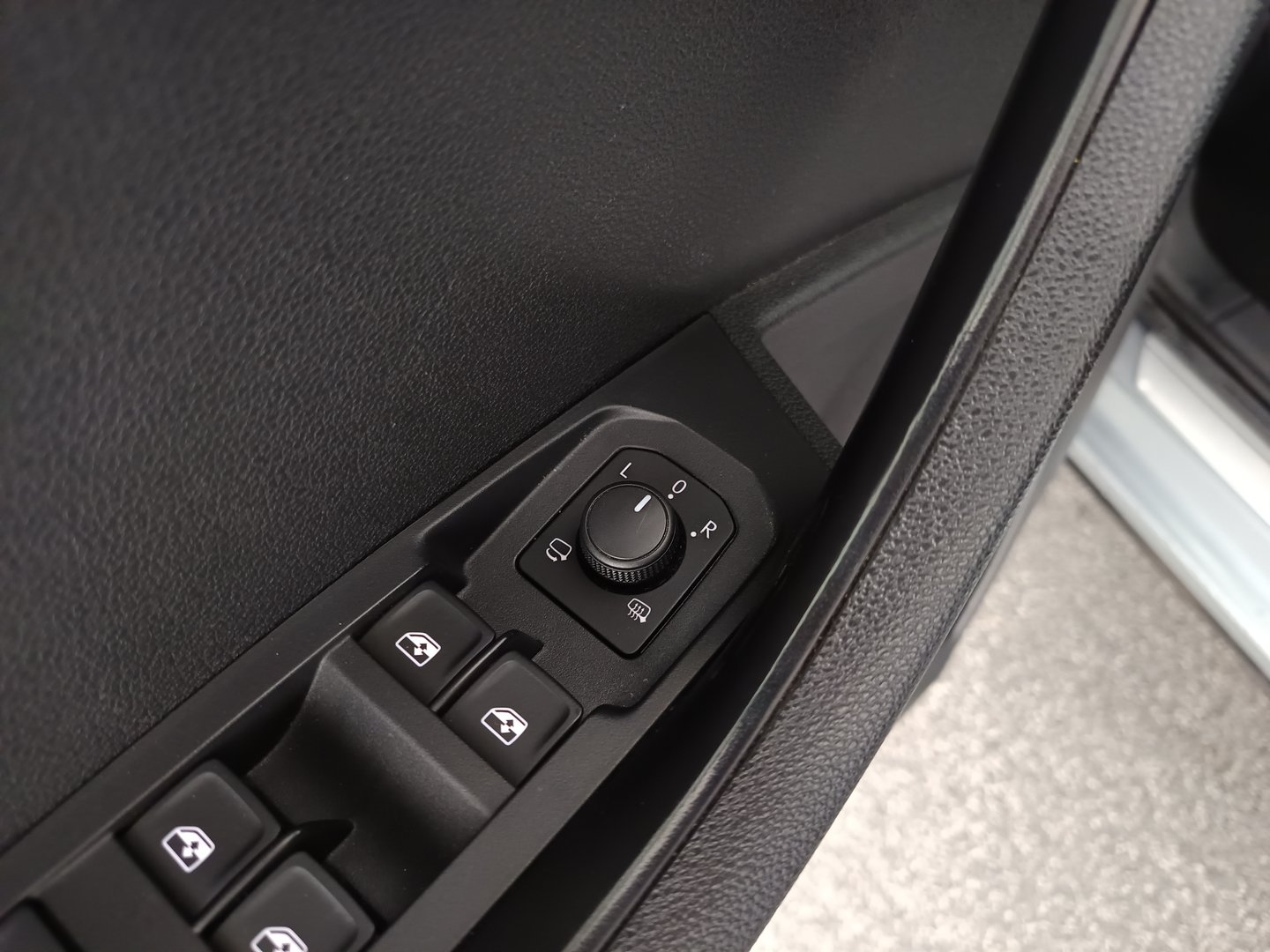 Škoda KAROQ Ambition SC TDI DSG | Bild 11 von 32