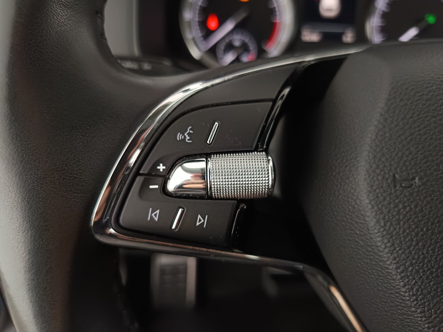 Škoda KAROQ Ambition SC TDI DSG | Bild 16 von 32