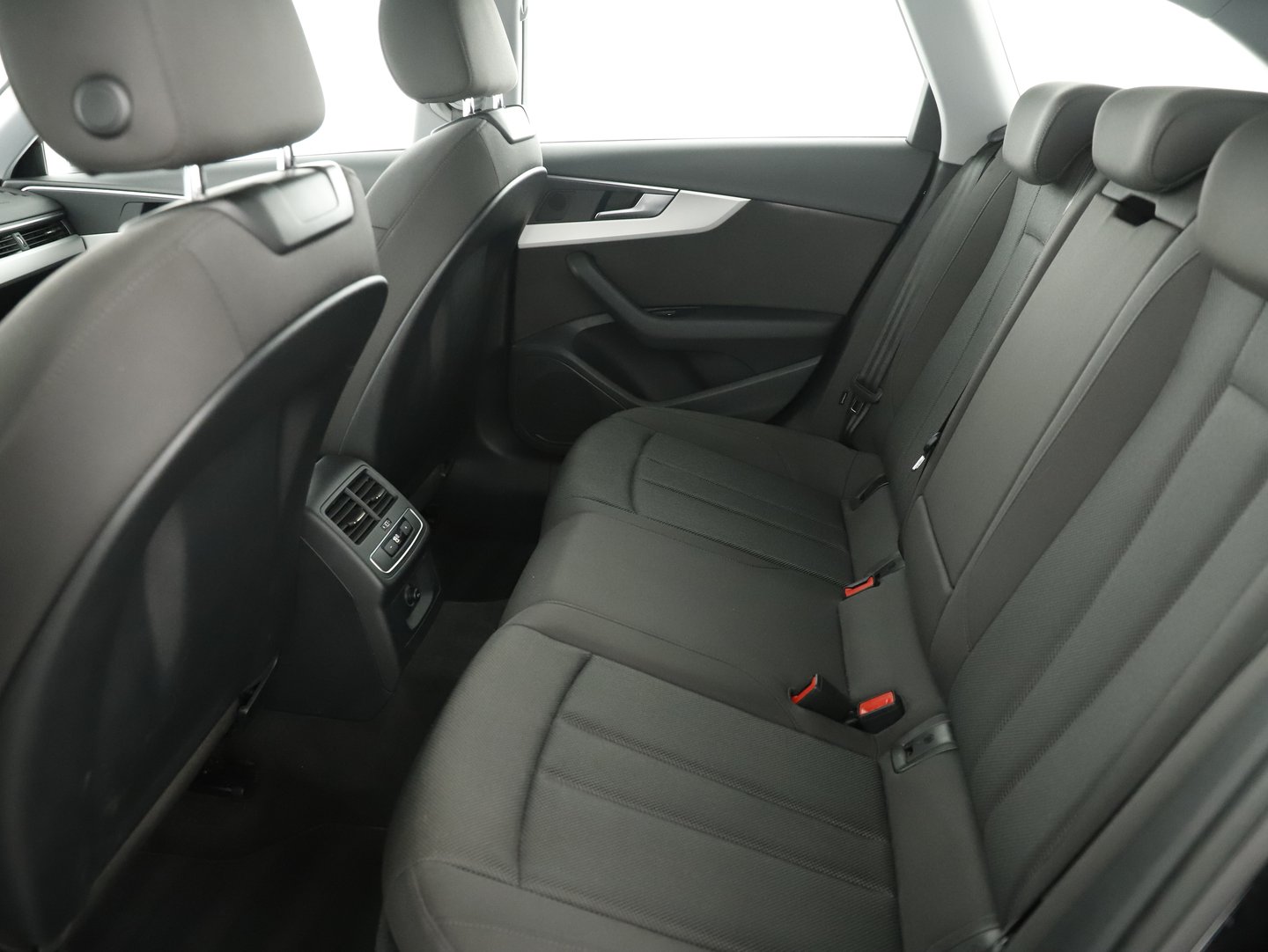 Audi A4 Avant 35 TDI S line | Bild 9 von 13