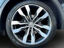 VW Tiguan Sky TSI ACT OPF in Deep Black Perleffekt