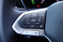 VW Caddy Dark Label eHybrid 110 kW in Deepblack Perleffekt