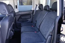 VW Caddy Dark Label eHybrid 110 kW in Deepblack Perleffekt