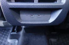 VW Caddy Dark Label eHybrid 110 kW in Deepblack Perleffekt