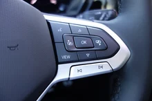 VW Caddy Dark Label eHybrid 110 kW in Deepblack Perleffekt