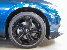 VW ID.7 Tourer GTX 4MOTION 250kW Business in Aquamarinblau Dach Schwarz