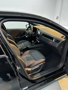 Mitsubishi Colt 1,6 HEV Intense in schwarz - metallic-perleffektno