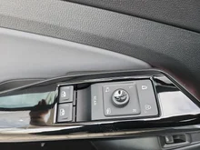 VW ID.4 Pro 210 kW Business in Mondsteingrau Dach schwarz