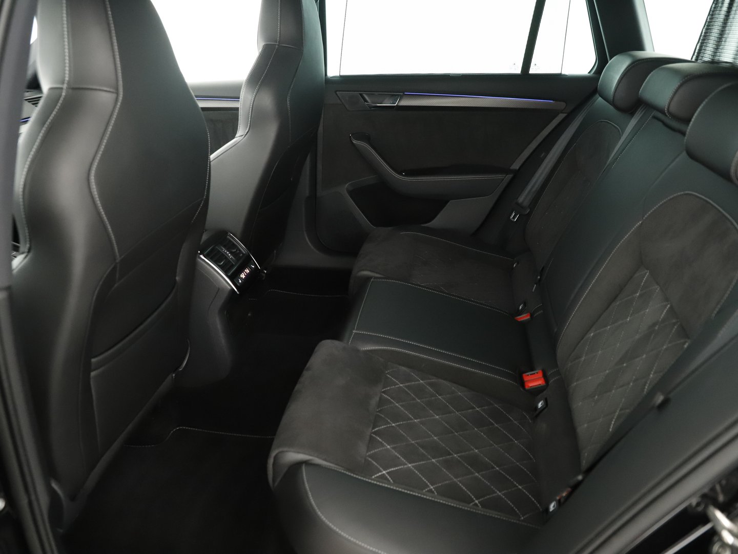 Škoda SUPERB Combi iV SPORTLINE DSG | Bild 19 von 26