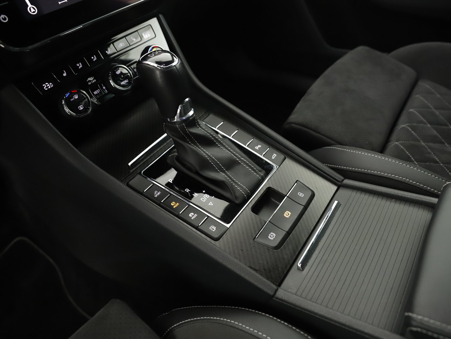 Škoda SUPERB Combi iV SPORTLINE DSG | Bild 18 von 26