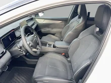 Škoda Peaq Sportline 90x in Moon-Weiß Metallic