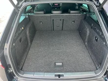 Škoda Superb Combi SportLine TDI DSG in Black-Magic Perleffekt