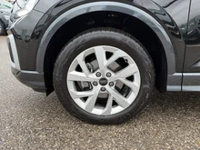 Audi Q2 35 TFSI advanced in 0E Mythosschwarz Metallic