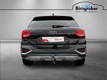 Audi Q2 35 TFSI advanced in 0E Mythosschwarz Metallic