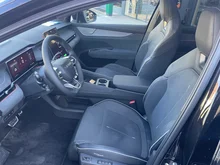 Škoda Peaq Sportline 90x in Black-Magic Perleffekt