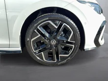 VW Golf Variant Sport mHeV DSG in Oryxweiß Perlmutteffekt