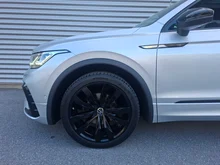 VW Tiguan R-Line TDI SCR 4MOTION DSG in Reflexsilber Met.