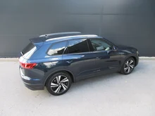 VW Touareg TDI 4MOTION in Meloe Blau Crystal Effekt