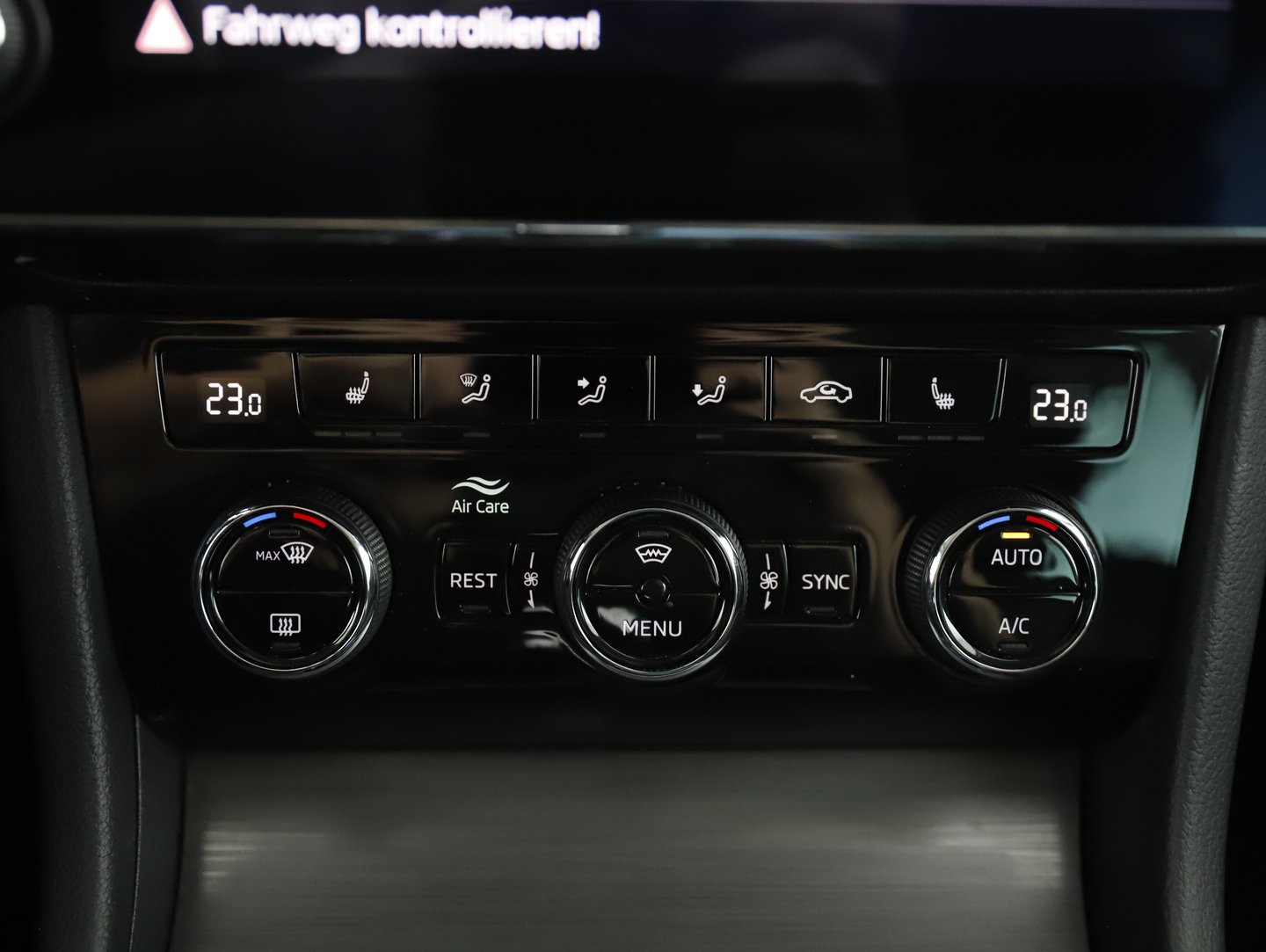 Škoda SUPERB Combi Style TDI DSG | Bild 16 von 23