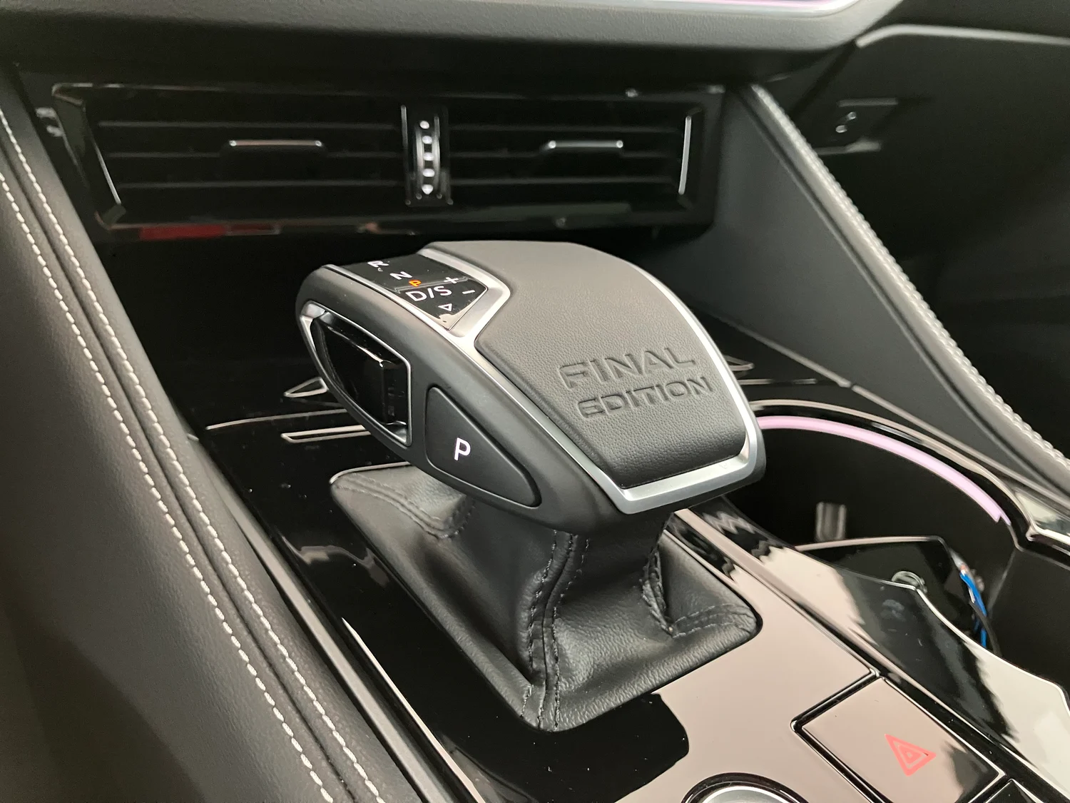 Bild eines VW Touareg R-Line TDI 4M. Final Edition