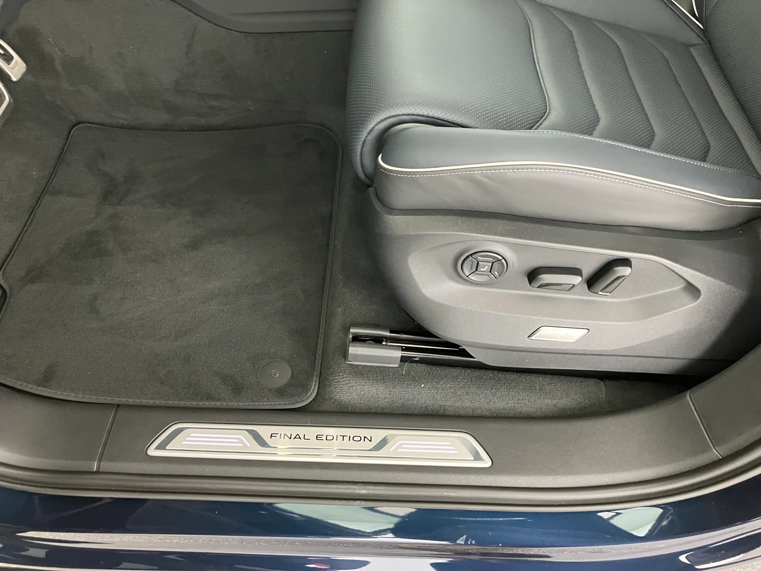 Bild eines VW Touareg R-Line TDI 4M. Final Edition