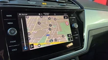 VW Touran Life TSI in 0E Grenadillschwarz Metallic