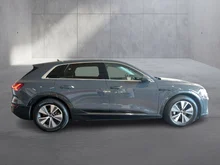 Audi Q8 50 e-tron quattro business in Magnetgrau