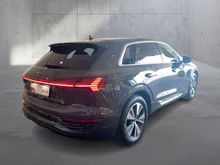 Audi Q8 50 e-tron quattro business in Magnetgrau