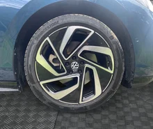VW ID.7 Tourer GTX 4MOTION 250 kW in Aquamarinblau Dach Schwarz