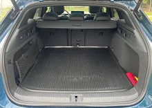 VW ID.7 Tourer GTX 4MOTION 250 kW in Aquamarinblau Dach Schwarz