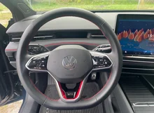 VW ID.7 Tourer GTX 4MOTION 250 kW in Aquamarinblau Dach Schwarz