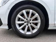 VW Passat Variant GTE in 2Y Gletscherweiß Metallic