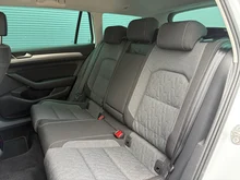 VW Passat Variant GTE in 2Y Gletscherweiß Metallic